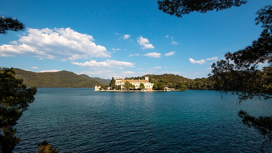 Nacionalni park i otočić u Hrvatskoj na krstarenju (Mljet)