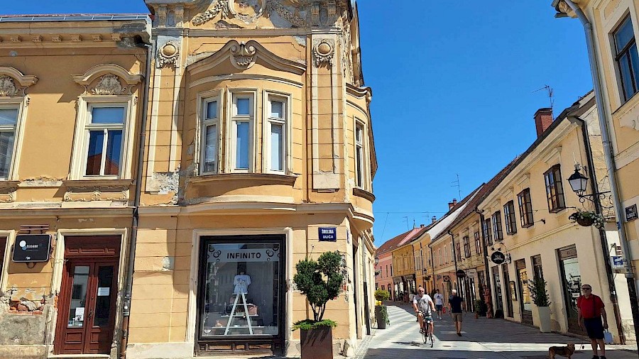Dućanska ulica u povijesnoj jezgri Varaždina tijekom šetnje s turističkim vodičem