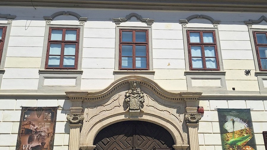 Klasicistička palača Herzer u Varaždinu, dom je Prirodoslovnog odjela Gradskog muzeja Varaždin, postaja na razgledu povijesne jezgre s turističkim vodičem