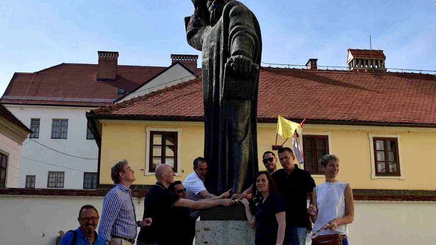 Gosti uz Meštrovićev kip Grgura Ninskog u Varaždinu tijekom razgleda s turističkim vodičem
