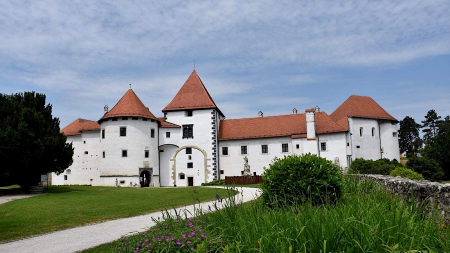 Stari grad Varaždin, srednjovjekovna utvrda s bijelim bedemima, postaja na turi s turističkim vodičem