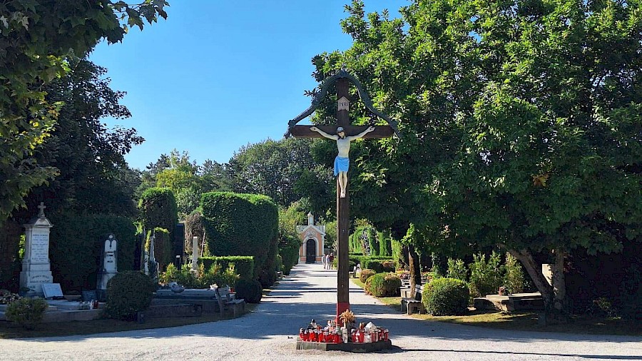 Centralni drveni križ na glavnoj aleji varaždinskog groblja, jedna od stanica tijekom turističke ture.
