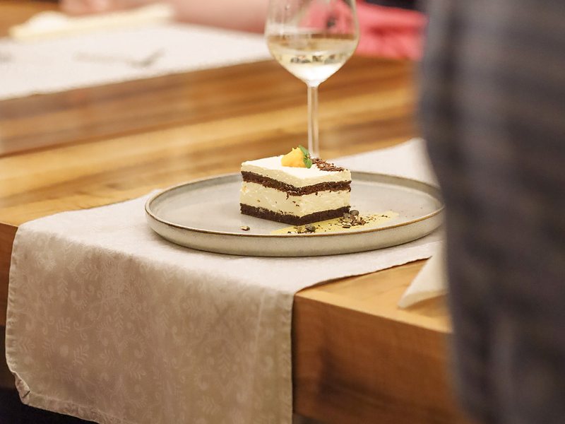 Desert i čaša vina na drvenom stolu tijekom Varaždinskog Cipelcuga