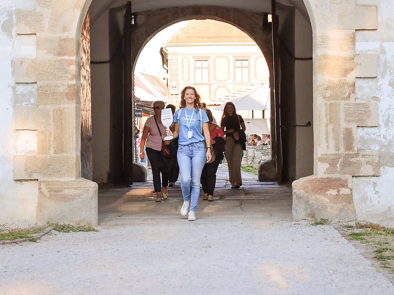 Vodičica prolazi kroz ulazna vrata varaždinskog Starog grada