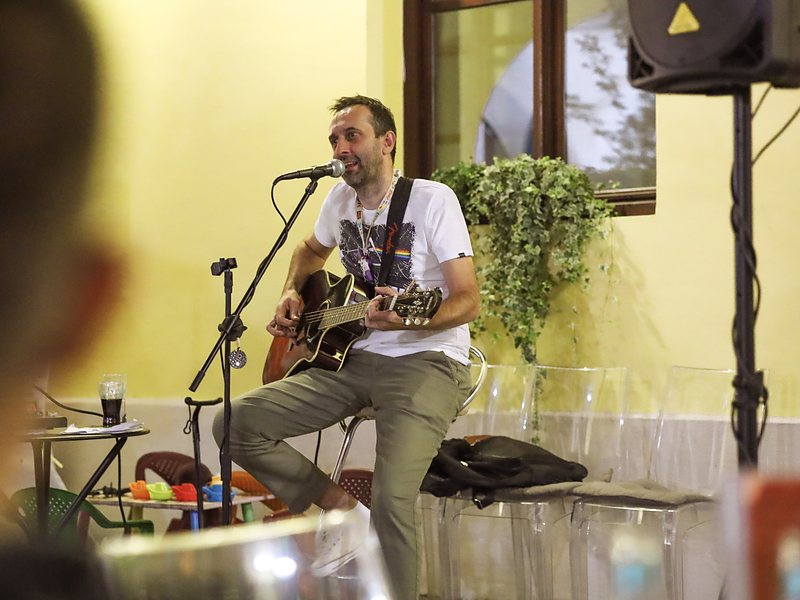 Glazbenik s gitarom nastupa uživo na završetku Varaždinskog Cipelcuga